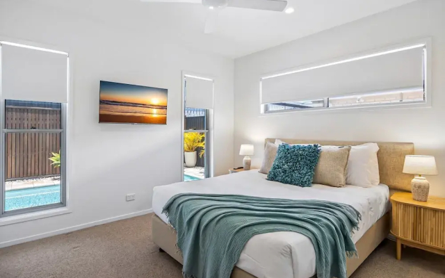 Premium 4-bed Coastal Escape With BBQ and Pool