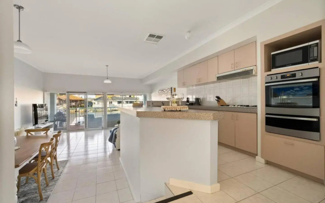 Canal Home -Close to Beach and City Centre