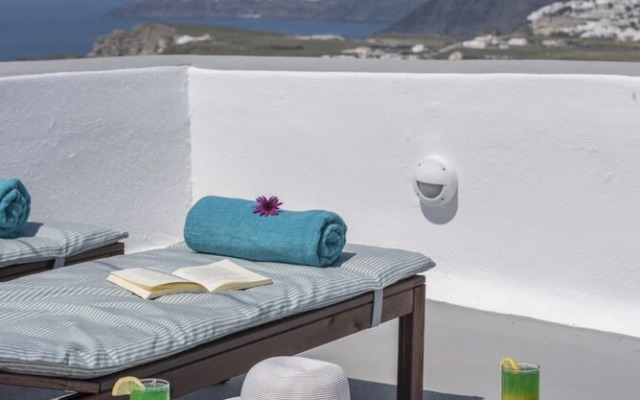 Santorini 180 Degrees