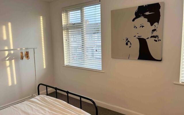 Cool 2 Bed House Hornchurch, Arcade Games, Parking