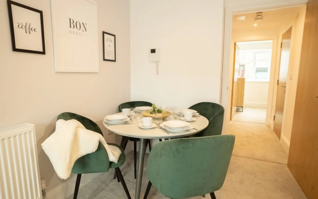 Super Luxe 2 Bed Apartment Torquay - Stunning Harbour View - Near Babbacoombe & Beach.