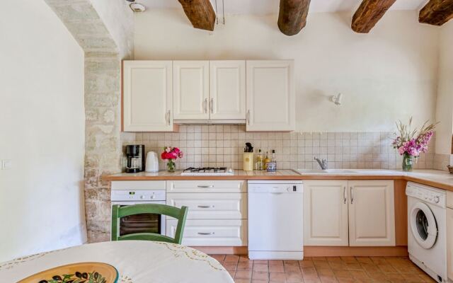 Quaint Holiday Home in Rustrel With Swimming Pool