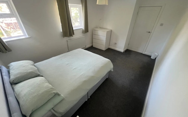3 Bedroom House - Sleeps 6 & Free Parking