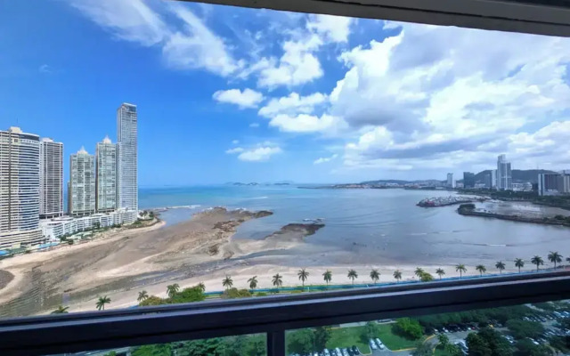 YC 2307 l Av Balboa 2 BDR Bay view