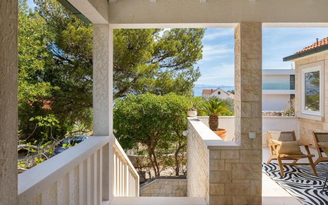 Sina in Splitska with 4 bedrooms and 3 bathrooms