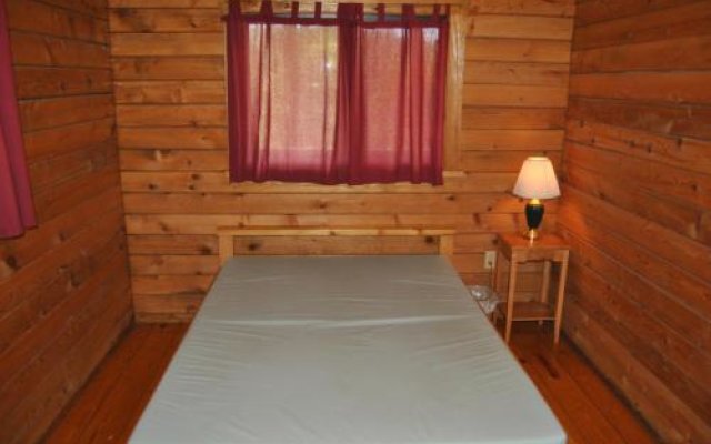 Robin Hill Camping Resort Two-Bedroom Cottage 7