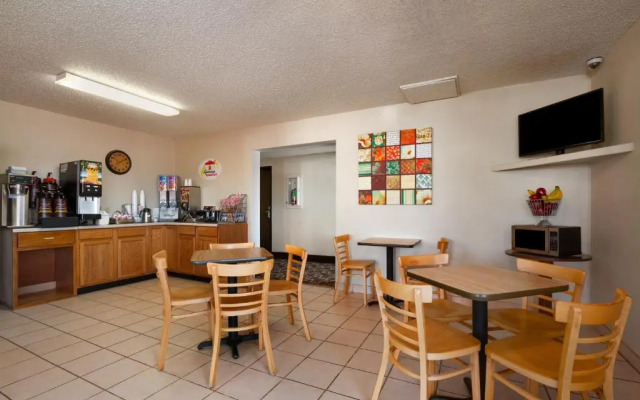 Super 8 by Wyndham Blackwell