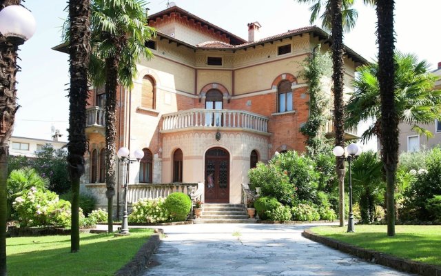 Elegant Art Nouveau Villa With Private Pool Near the Lake
