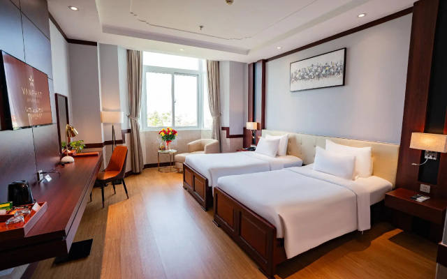 Van Phat Riverside Hotel