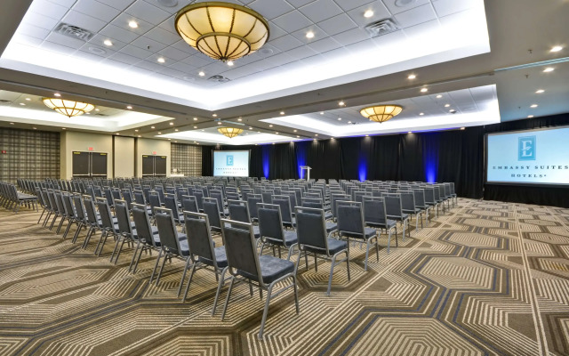 Отель Embassy Suites by Hilton Charlotte