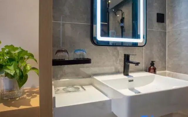 VX Hotel (Shanghai Beiwaitan Ningguo Road Subway Station)