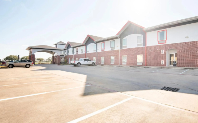 OYO Townhouse Clute Lake Jackson