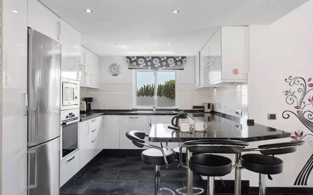 3 Bed Villa - Sleeps 6 - Private Pool - Hot Tub- Parking - Wifi