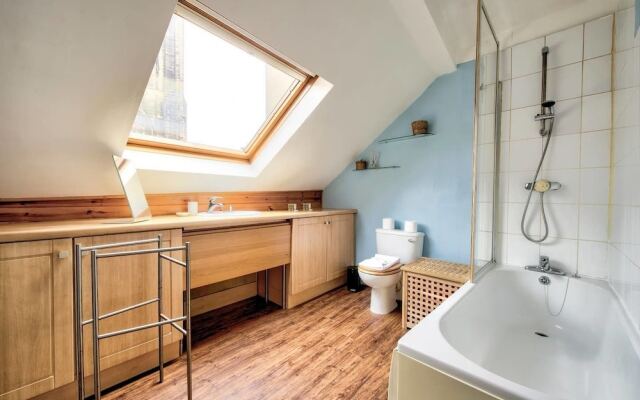 Top Floor 3BR Apt Near Edinburgh Castle