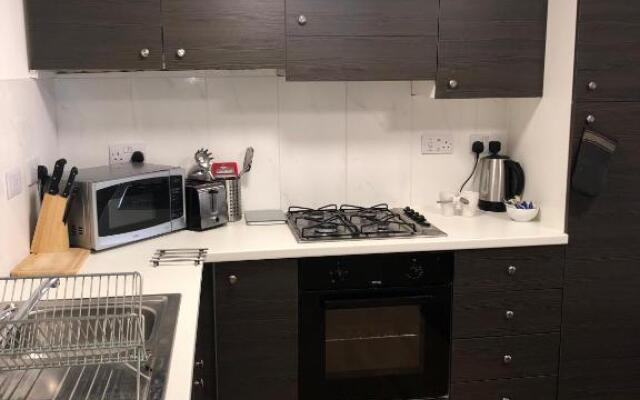 Town Centre Apartment with FREE Parking