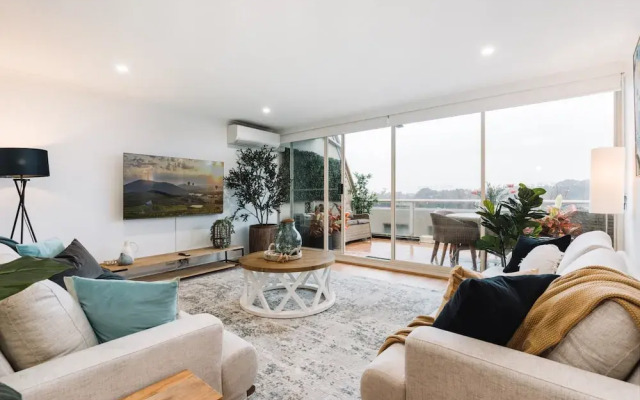 Lakeside 3-bed Apartment With Jacuzzi