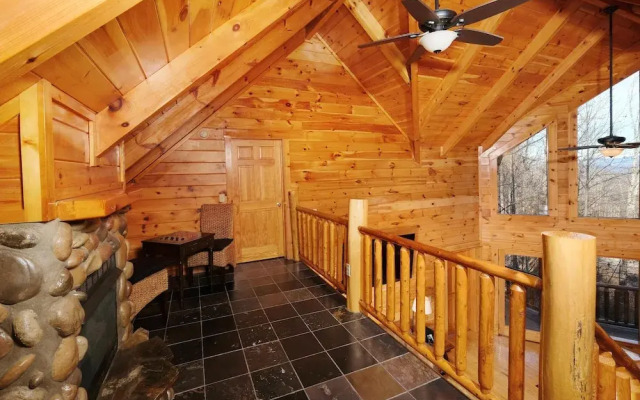 Smoky Treehouse Lodge #614
