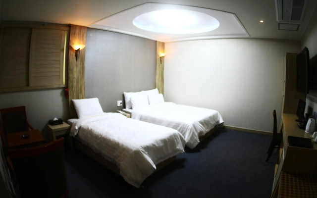 Metropol Tourist Hotel
