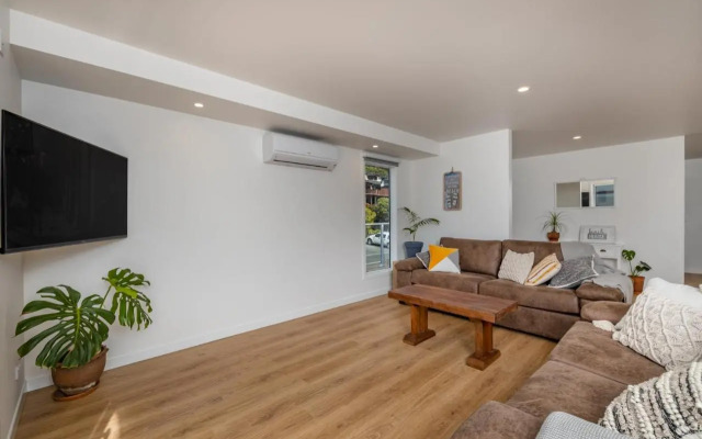 Waterfront Beach House - Paihia Holiday Home