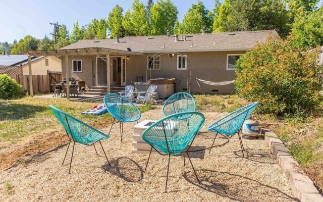 Close To River & Wineries, 2br Cottage With Hottub 2 Bedroom Home by Redawning