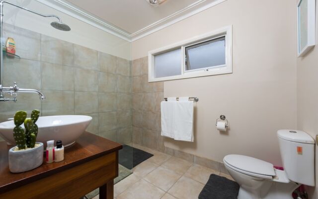 Lovely 5BR house walk to train and shops