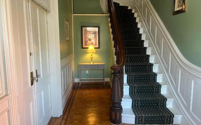 1 Br Private Victorian Apt in Convenient City Location on Half Acre Sleeps 4