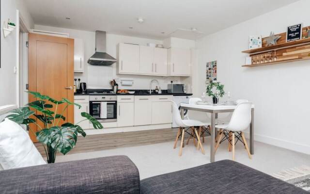 Central Modern Flat Sleeps 6 - Dedicated Parking