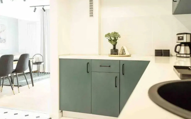 Bright 2BR Apartment - Top Location - City Balcony