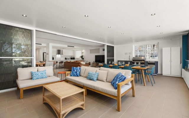 Large Outdoor Entertaining with Outdoor Kitchen and a 2 Minute Walk to Huskisson Beach – Guest Rooms – Huskisson