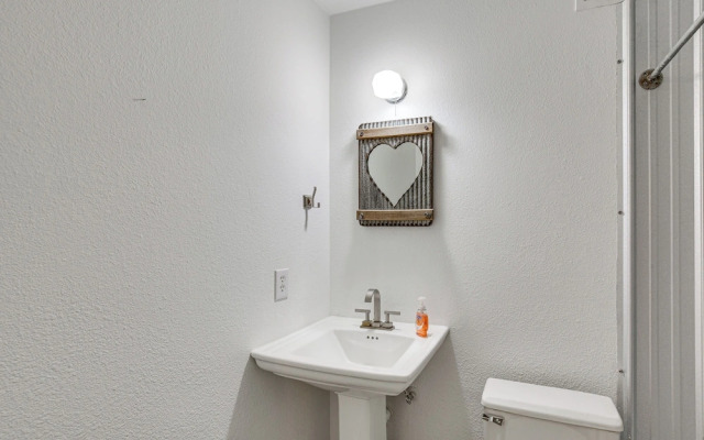 7 Mi to Winery: Lakefront Rockwall Home w/ Deck