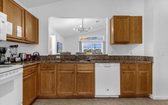 3 Bedrooms S / Lake Berkley Home by RedAwning