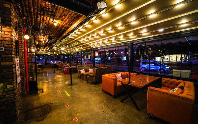 Voswos Garage Coffee & Hotel