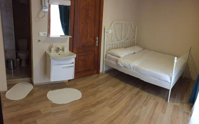 Cheers Midtown Hostel