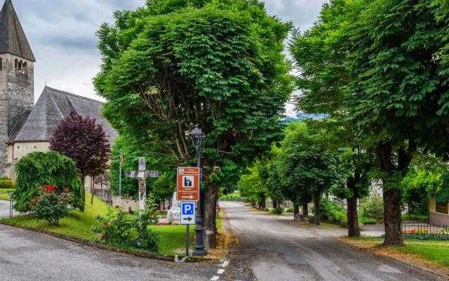 Belvilla by OYO Charming Apartment in Brez With TV