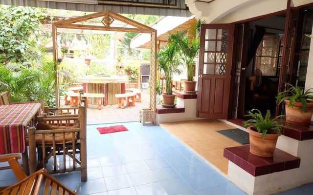 Hug Glur House & Hostel - Adults Only