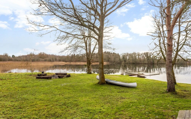 Stunning Lakeside Country Retreat near Cirencester