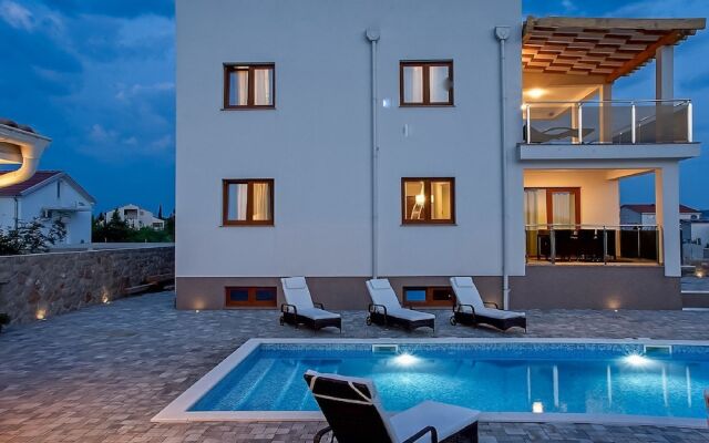 Luxurious Villa with Private Swimming Pool, Hot Tub, Sauna, Lovely Taverne