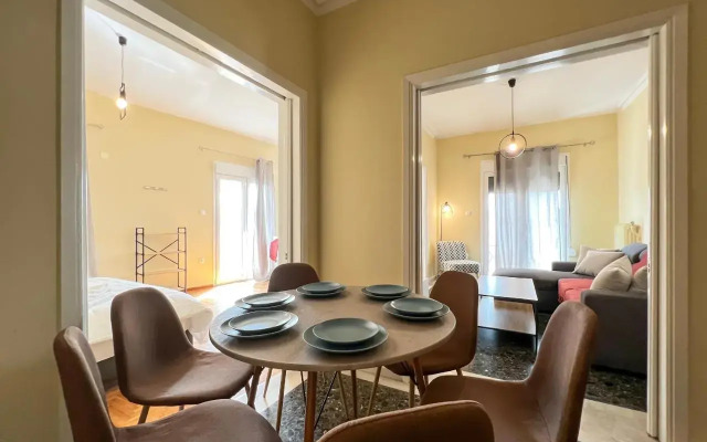 Chiou Spacious 90sqm apt in Athens