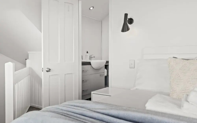 Charming 2BR Home Near City & Bay by Zodiak Stays
