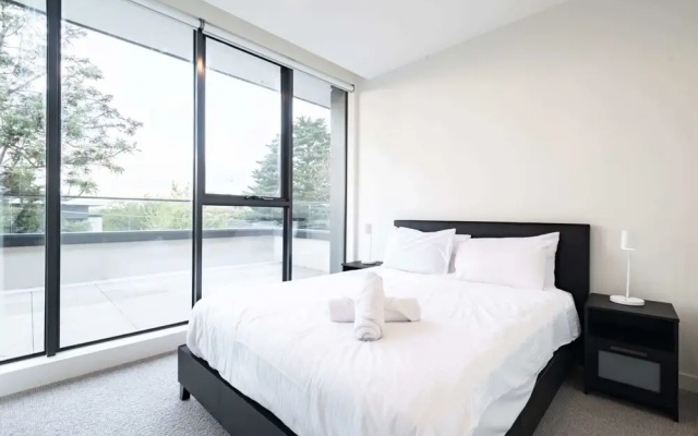 Luxurious 3 Bedroom Home Near Chadstone With Parking