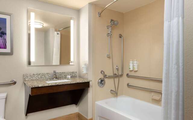 La Quinta Inn & Suites by Wyndham Santa Clarita - Valencia
