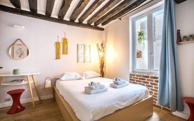 Chic Apartment With Patio - 2br/6p - Le Marais