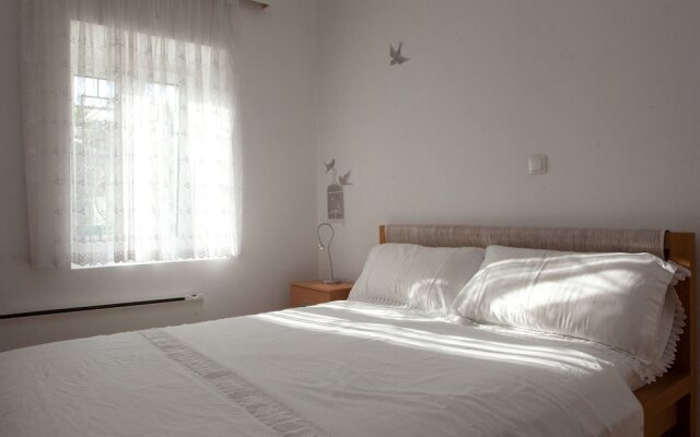 Modern apt With Large Garden & Parking in Center