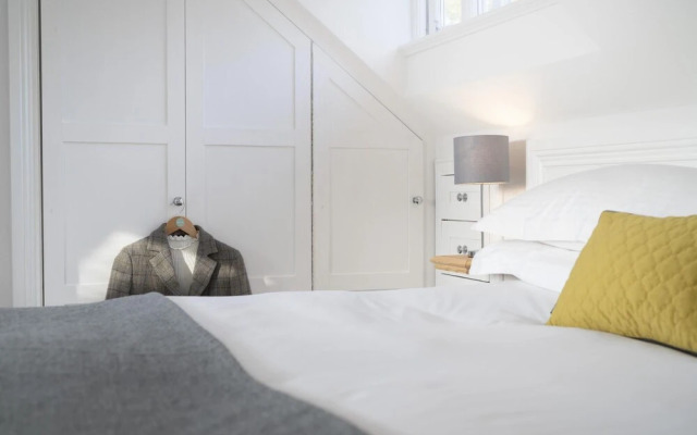 Storrs Hill Sanctuary - Spacious Studio - Stunning Lake Views