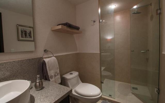 910-3000 Grand Venetian P.V.