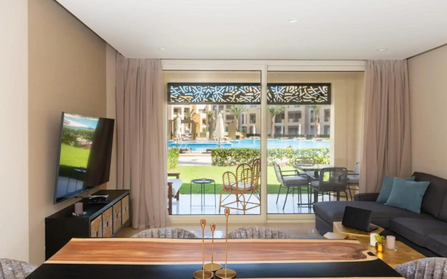 Elegant & Edgy 2 BR w Beach & Pool Mangroovy