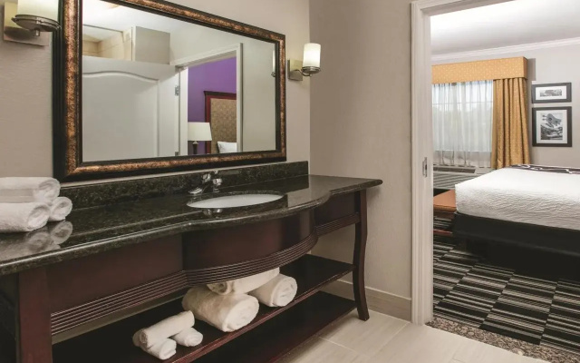 La Quinta Inn & Suites by Wyndham Dallas South-DeSoto
