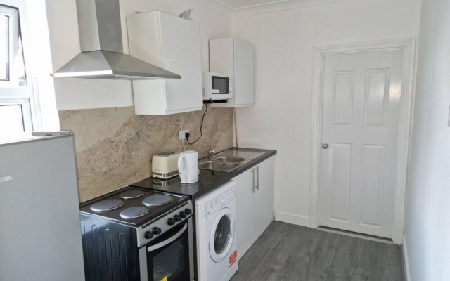 Captivating 2-bed Apartment in Ilford