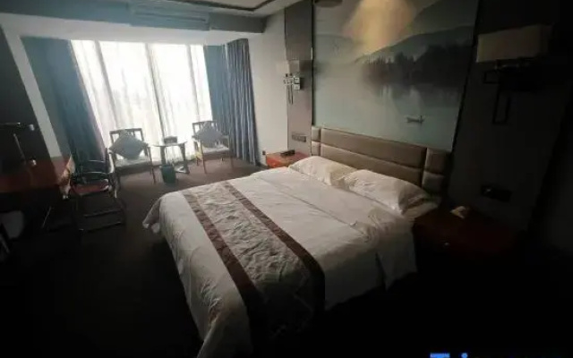 Yicheng Zhilu Hotel (Luohe Stadium)