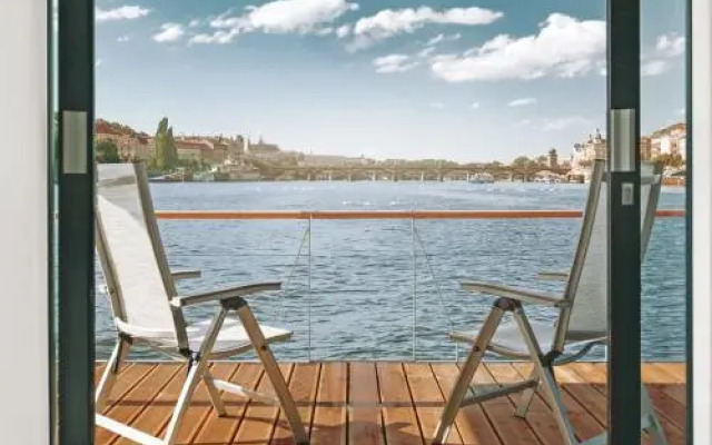 VIPliving Houseboat